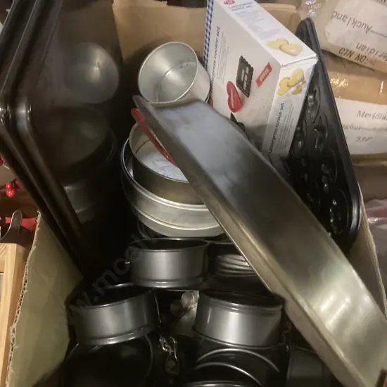 Selection Of Bakeware Including Pie Dishes, Oven Trays Etc 