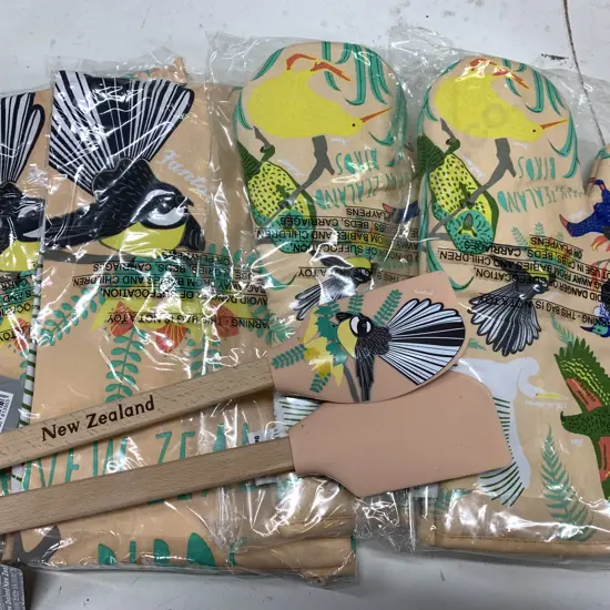 New Pair of Hansen & Berry Kiwiana Aprons, Oven Mitts & Spatulas