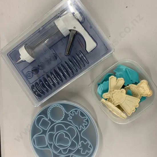 Kuhn Rikon Cookie Press With Assortment Of Cutters 