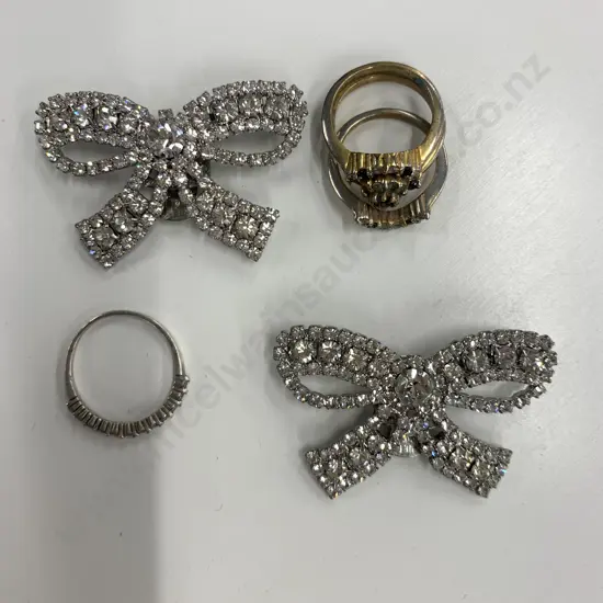 Assortment of Costume Jewellery Including Clip On Bow Earrings & 4 x Rings