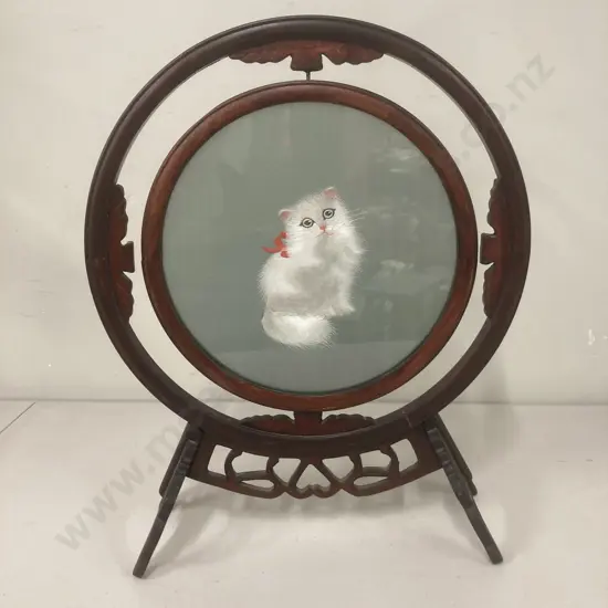 Silk Thread Framed Round Cat Picture With Stand