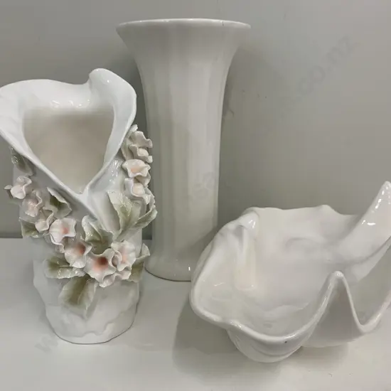 Cream Vases x2 & Shell Shaped Dish (af to one vase)