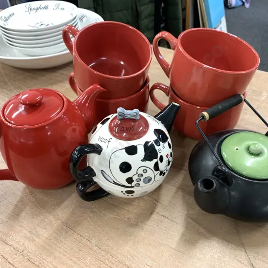 Assorted Teapots & Large Mugs
