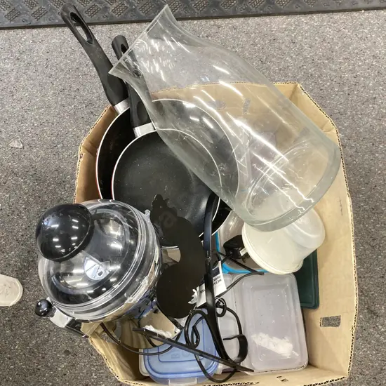 Box Lot Coffee Grinder, Plasticware, Glass Vase, Rooster Hook Etc