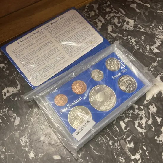 New Zealand Coin Issue 1982 Proof Set With Takahe Silver Dollar In Case Of Issue