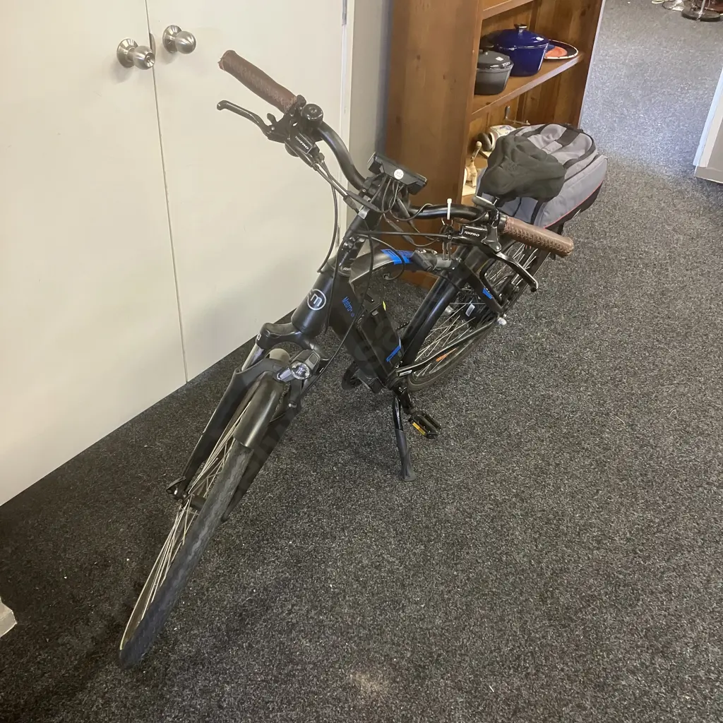 Magnum Metro+ 48V 700c Electric Bike With Charger, Blackburn Tray Bag, Size 55-58cm Helmet Etc Image 1++