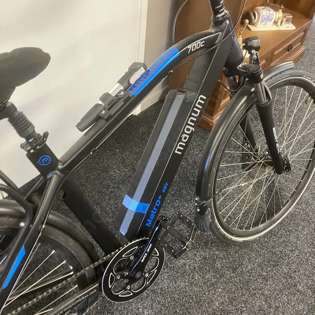 Magnum Metro+ 48V 700c Electric Bike With Charger, Blackburn Tray Bag, Size 55-58cm Helmet Etc Image 1++