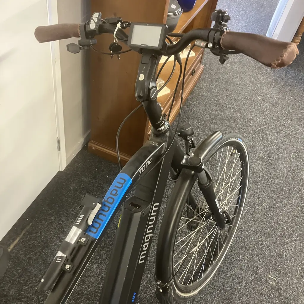 Magnum Metro+ 48V 700c Electric Bike With Charger, Blackburn Tray Bag, Size 55-58cm Helmet Etc Image 1++