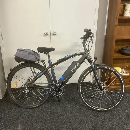 Magnum Metro+ 48V 700c Electric Bike With Charger, Blackburn Tray Bag, Size 55-58cm Helmet Etc