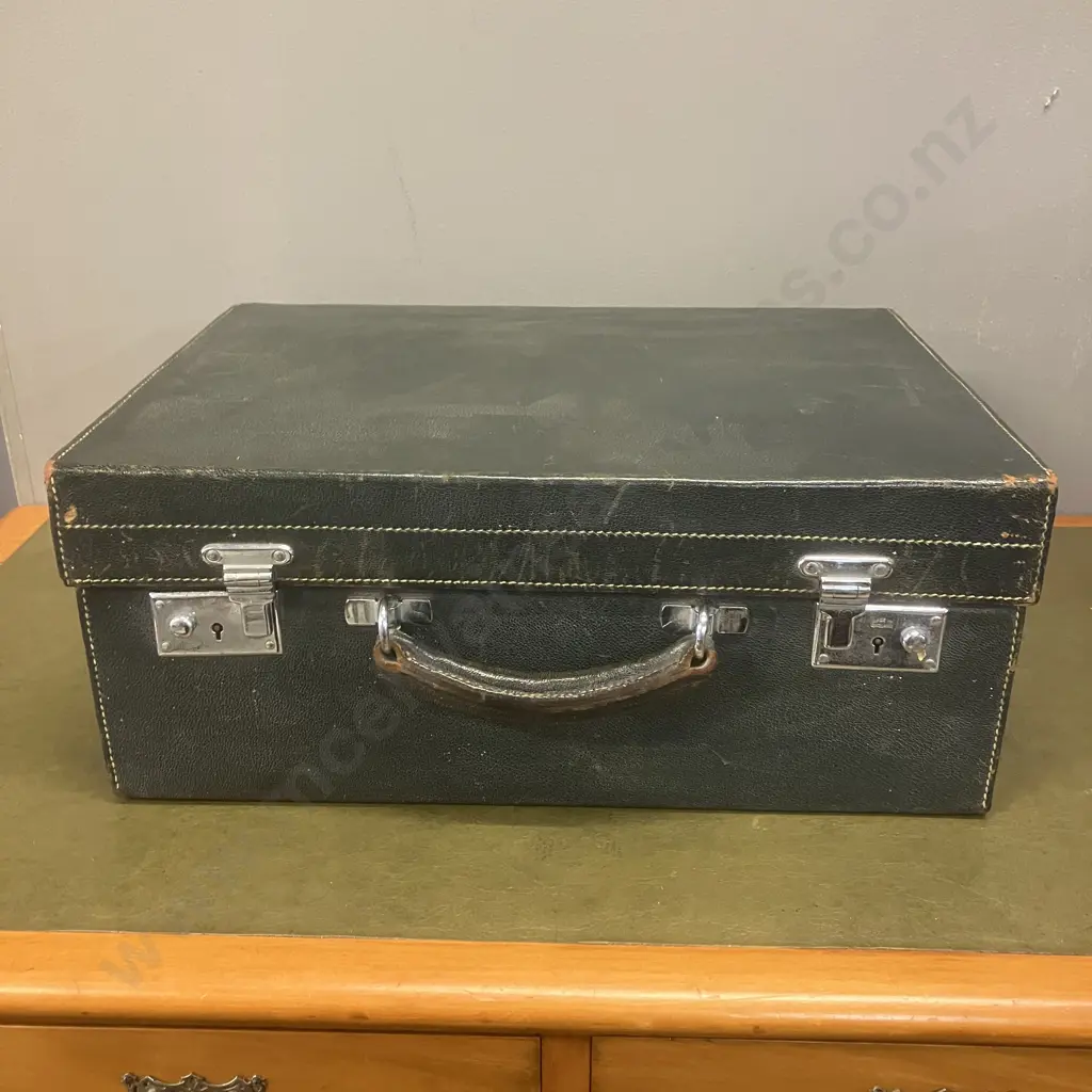 1930's Ladies Fitted Travelling Vanity Case, Sterling Silver Tops & Brushes All Hallmarked Aidie Brothers Ltd Birmingham Image 1++