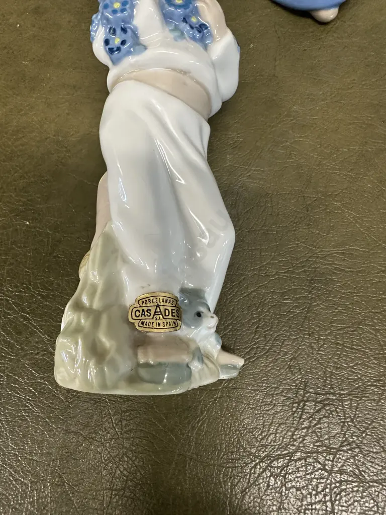  Cascades Porcelain Figurines Boy With Flowers & Girl Holding Basket Image 1++