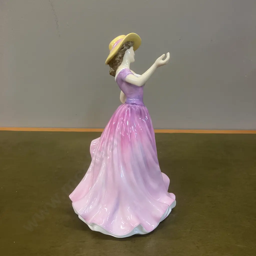 Royal Doulton "Beth" Figurine HN4156 Image 1++