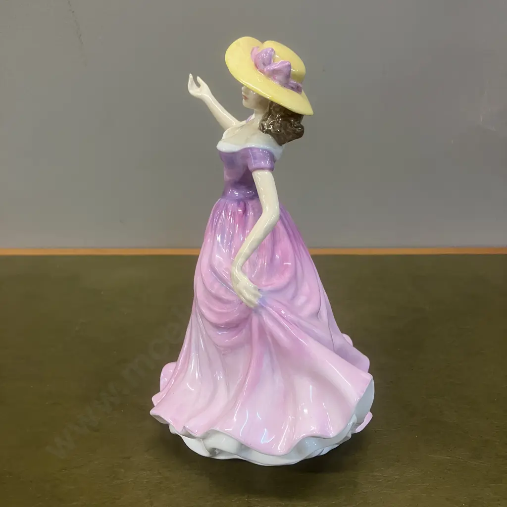 Royal Doulton "Beth" Figurine HN4156 Image 1++