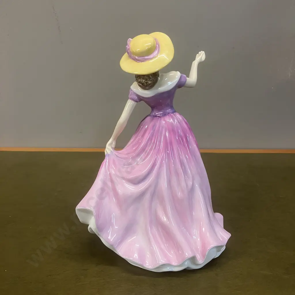 Royal Doulton "Beth" Figurine HN4156 Image 1++