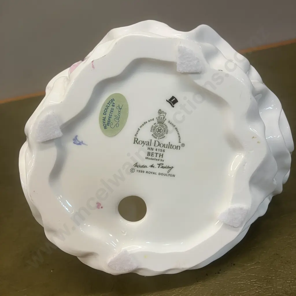 Royal Doulton "Beth" Figurine HN4156 Image 1++