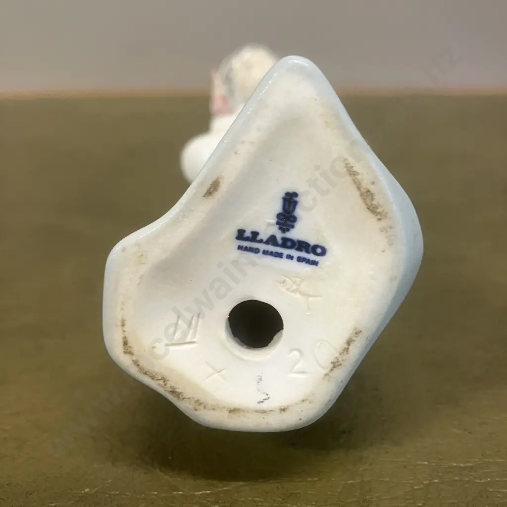 Lladro Girl with Rooster Figurine (Retired 1989) H20cm Image 1++