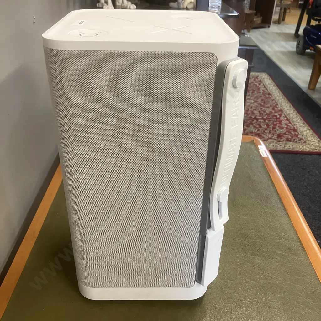 White UE Hyperboom Portable Bluetooth Speaker Model SOO175 (No Power Lead) Image 1++