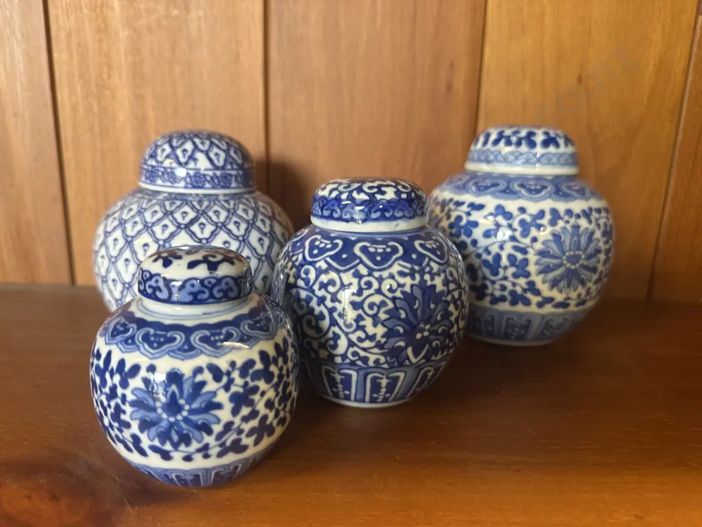 Selection Of Blue & White Vintage Porcelain Ginger Jars Image 1++