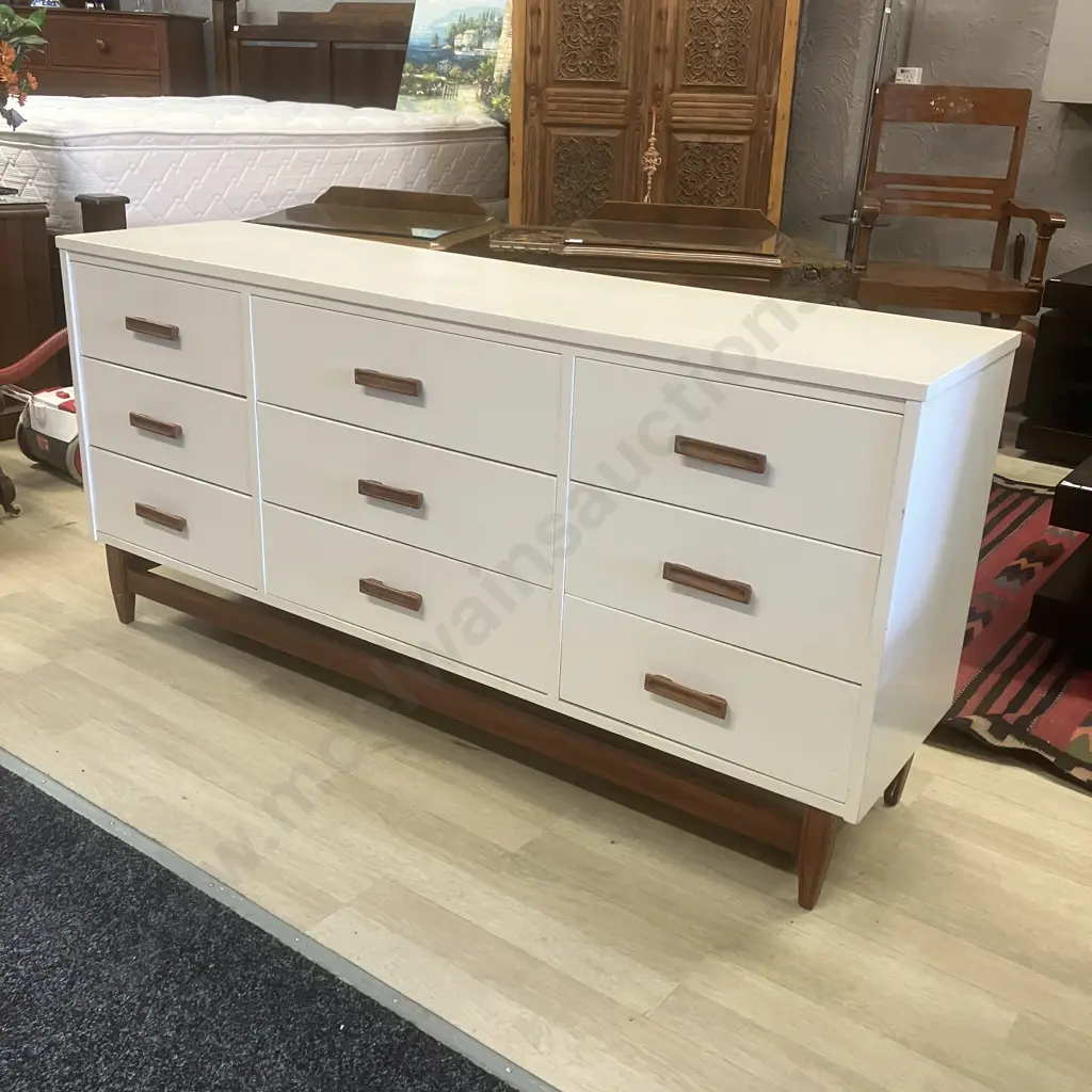 Mid-Century Modern 9 Drawer Chest of Drawers Painted White. H69.5 W146 D36.5cm Image 1++