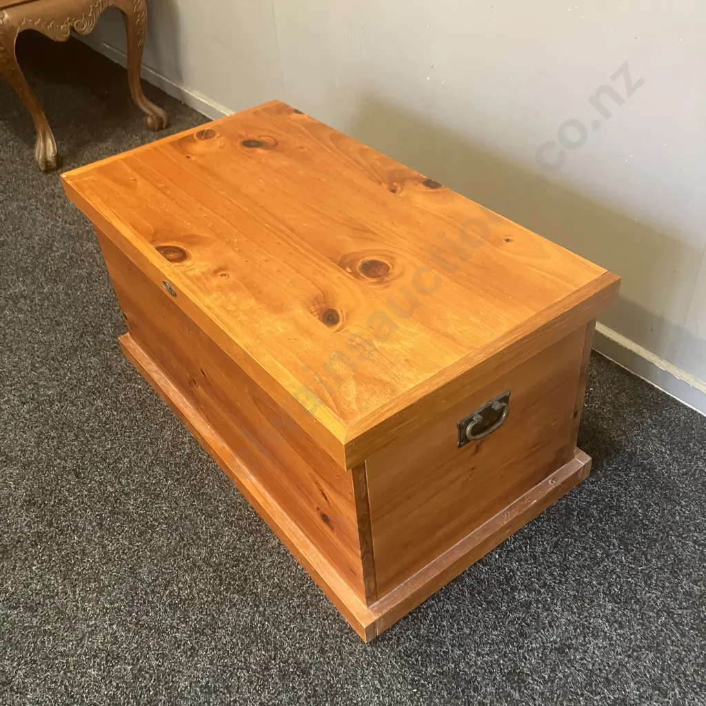 KiwiFurn Pine Storage Box With Hinged Lid (1 Handle Missing). H41.5 W84 D45cm Image 1++
