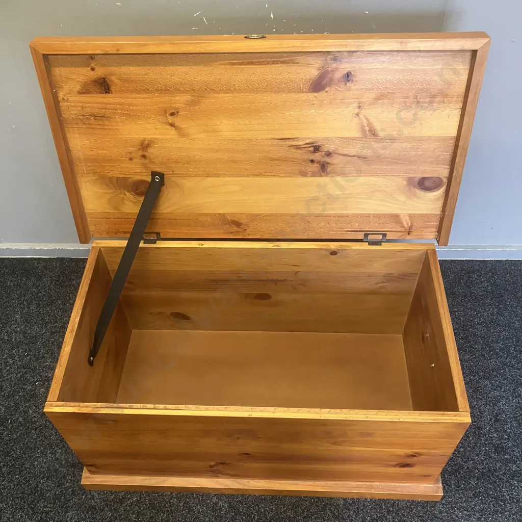 KiwiFurn Pine Storage Box With Hinged Lid (1 Handle Missing). H41.5 W84 D45cm Image 1++