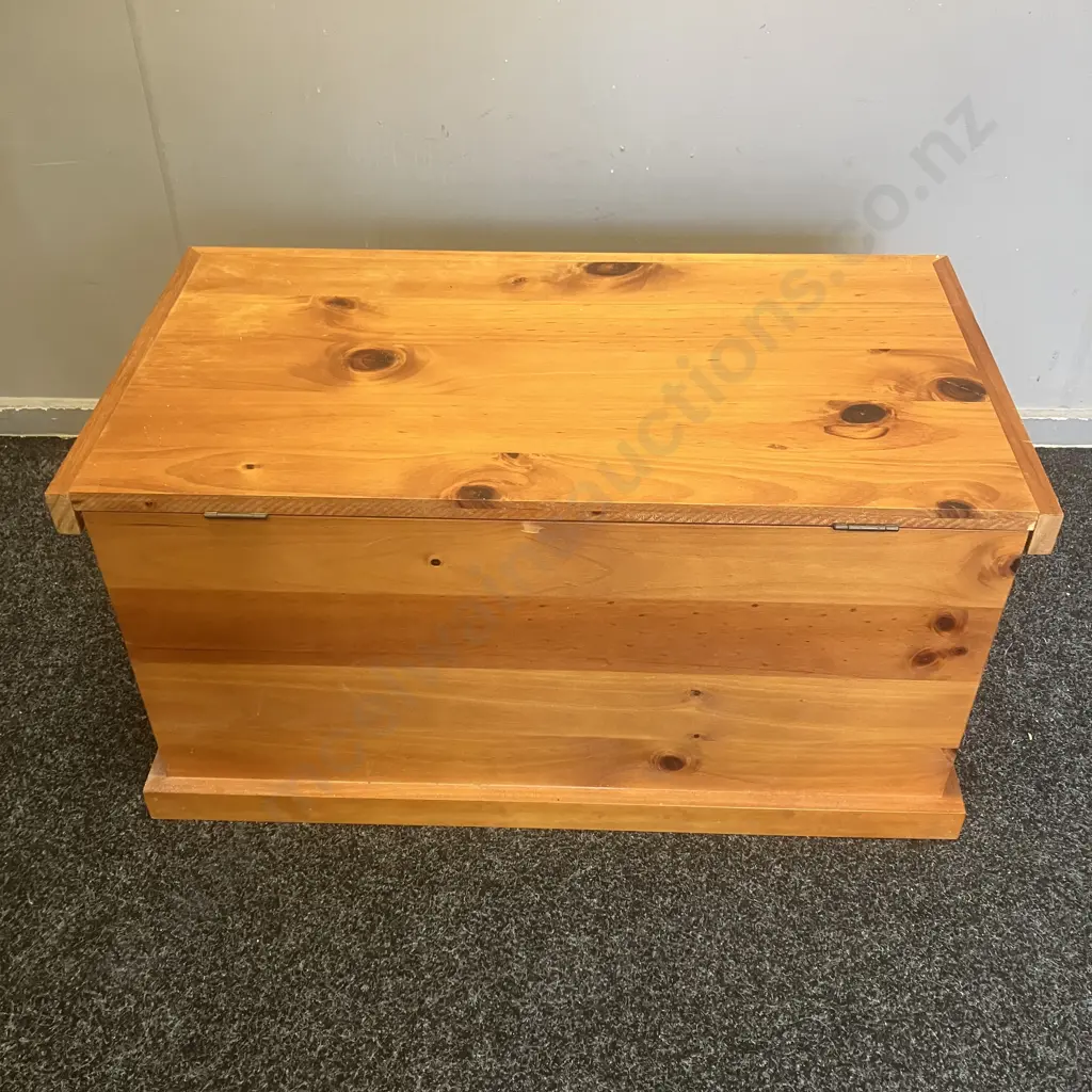 KiwiFurn Pine Storage Box With Hinged Lid (1 Handle Missing). H41.5 W84 D45cm Image 1++