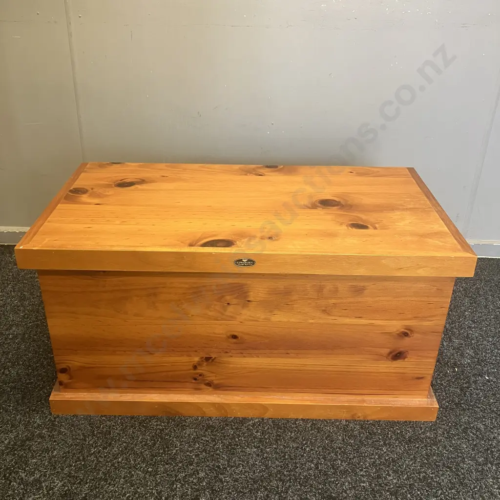 KiwiFurn Pine Storage Box With Hinged Lid (1 Handle Missing). H41.5 W84 D45cm Image 1++
