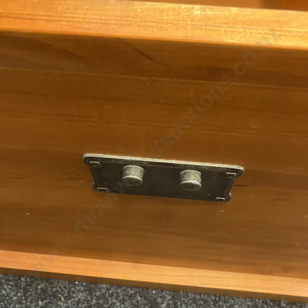 KiwiFurn Pine Storage Box With Hinged Lid (1 Handle Missing). H41.5 W84 D45cm Image 1++