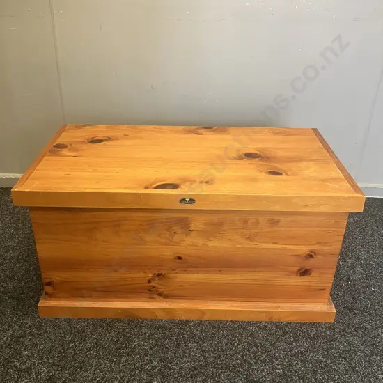 KiwiFurn Pine Storage Box With Hinged Lid (1 Handle Missing). H41.5 W84 D45cm