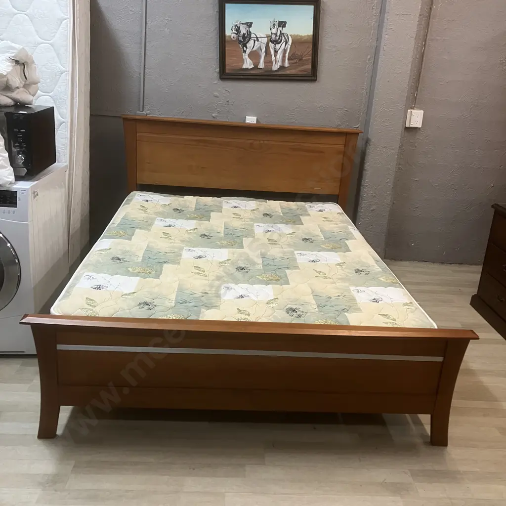 Royal Furniture Queen Size Wooden Slat Bed Ex Harvey Norman With a Sleepmaker Flex Supreme Mattress Image 1++