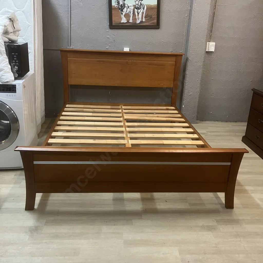 Royal Furniture Queen Size Wooden Slat Bed Ex Harvey Norman With a Sleepmaker Flex Supreme Mattress Image 1++