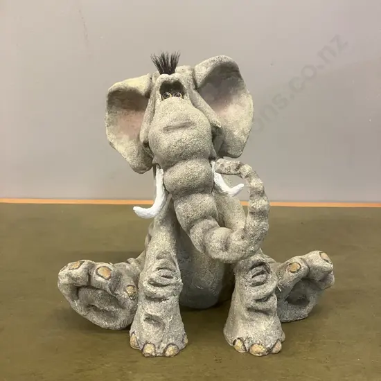 Country Artists A Breed Apart 'Phump' 06196 (2009). H19cm