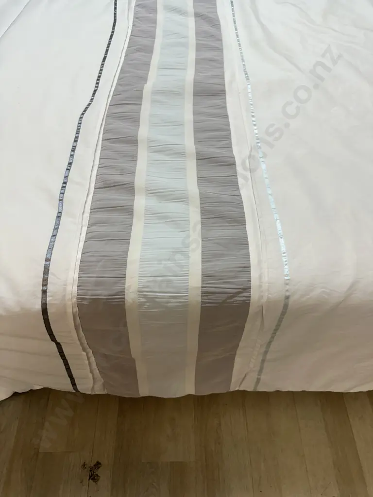 Kingsize Duvet Coverlet White With Silver & Light Blue Tones Image 1++