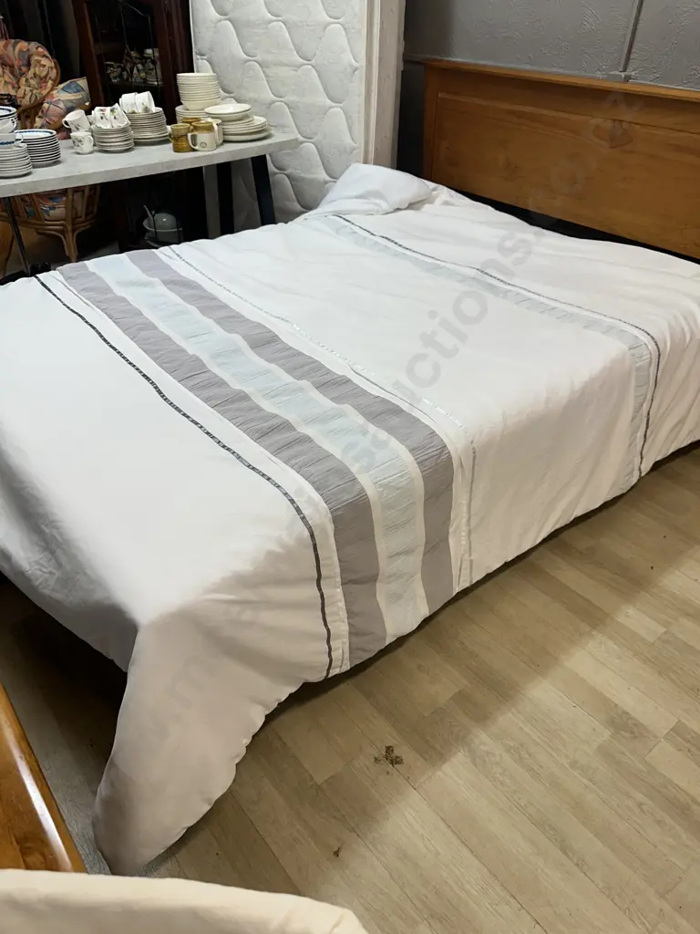 Kingsize Duvet Coverlet White With Silver & Light Blue Tones Image 1++