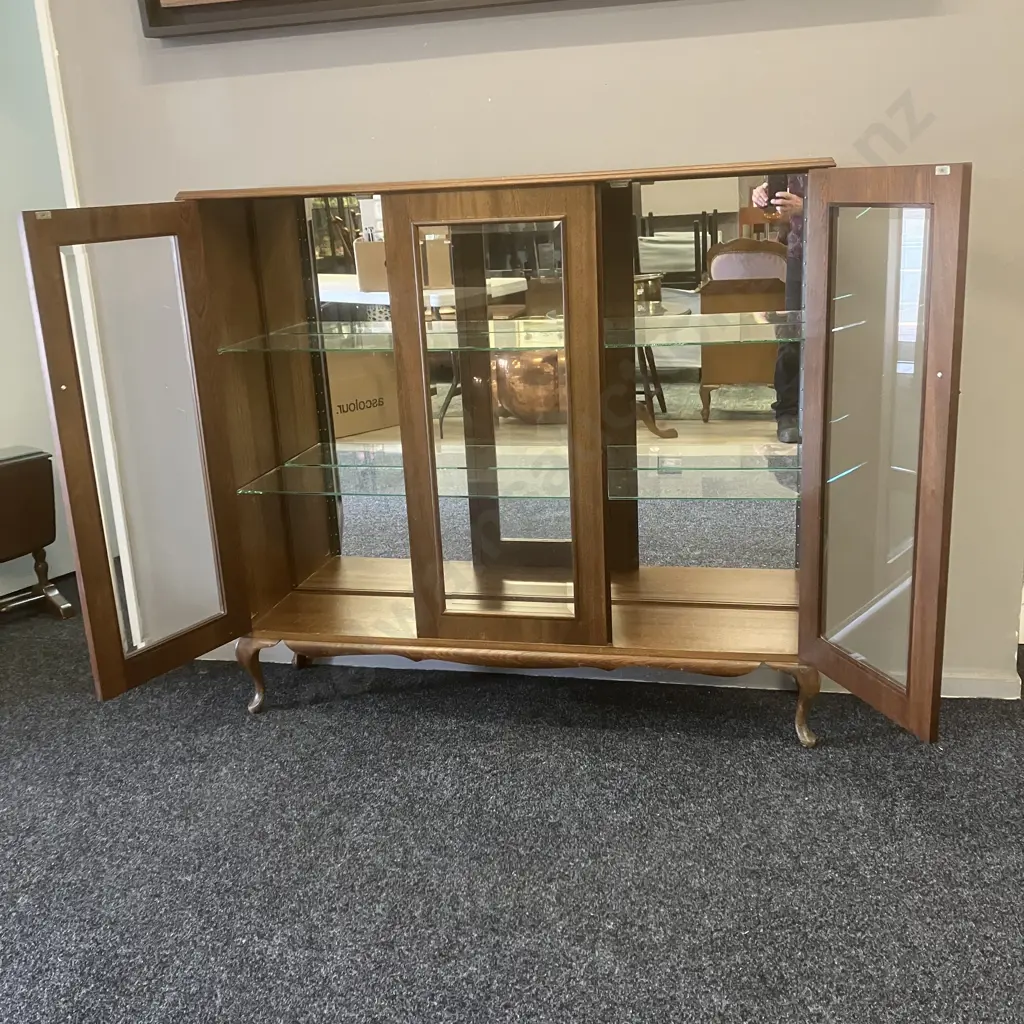 1980s Danske Mobler China Display Cabinet, 2 Door Bevelled Glass, 2 Glass Shelves, Mirror Backed, Cabriole Legs Image 1++