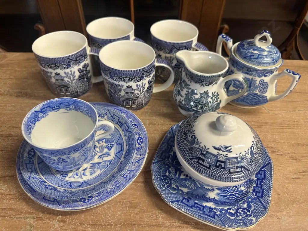 Assorted Blue & White Flow Items Including Churchill Image 1++