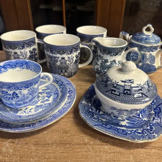 Assorted Blue & White Flow Items Including Churchill