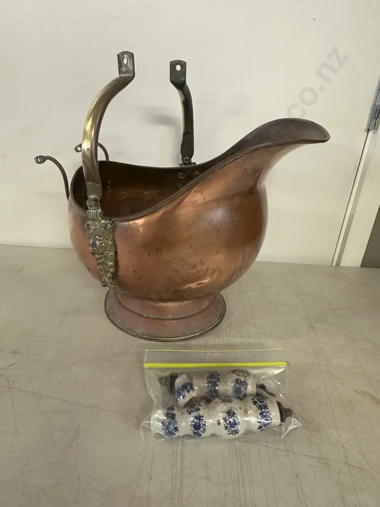 Copper & Brass Coal Scuttle (af to handle) Image 1++