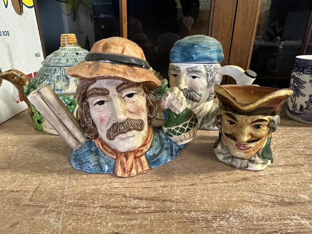 Vintage Cottage Teapot Made In Japan With Assorted Other Teapots & Jug Image 1++