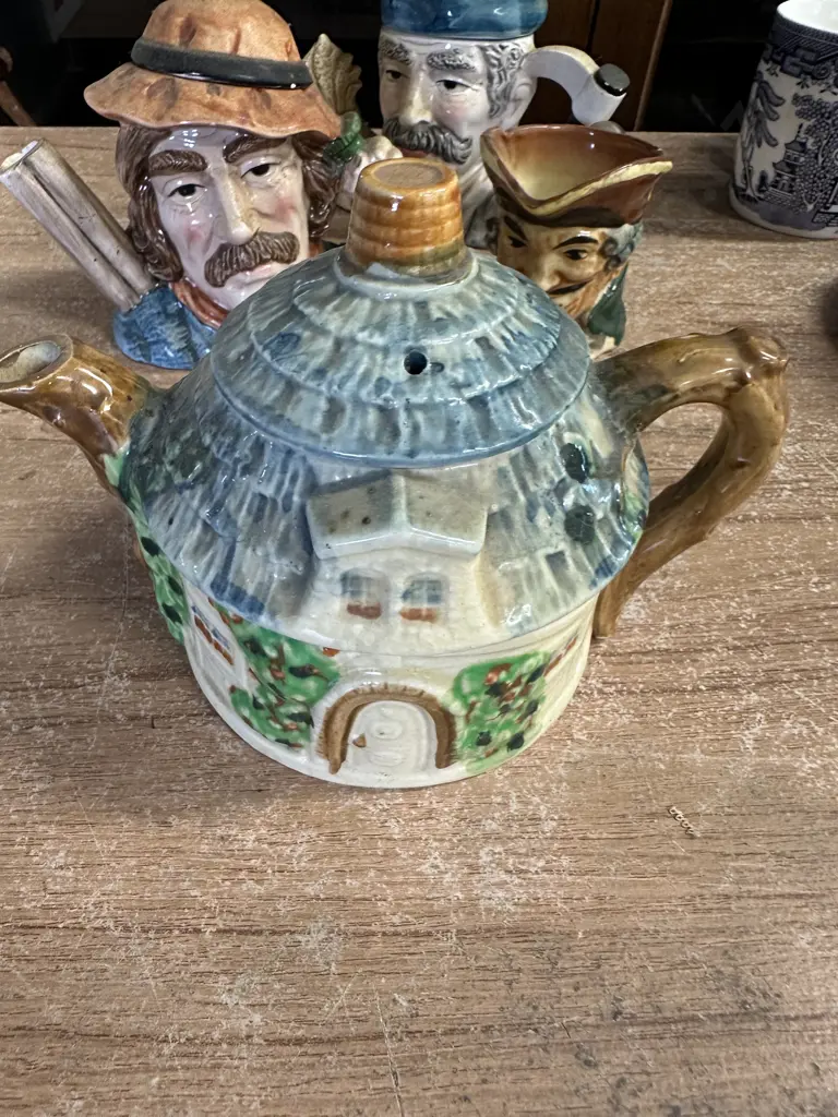 Vintage Cottage Teapot Made In Japan With Assorted Other Teapots & Jug Image 1++