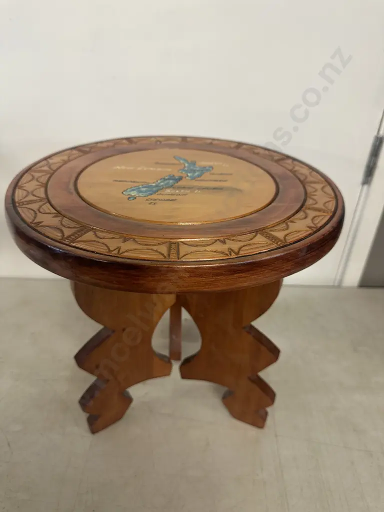 Round Wooden Side Table Carved Edge & Painted Map Of New Zealand With Place Names H36,Dia35. Image 1++