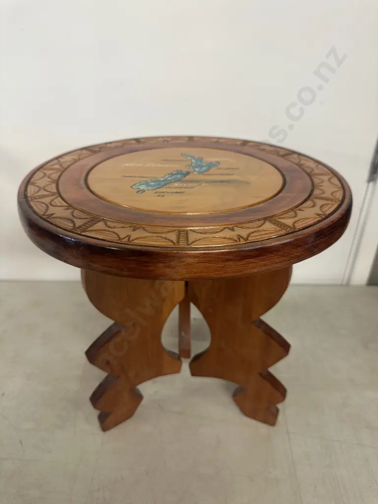 Round Wooden Side Table Carved Edge & Painted Map Of New Zealand With Place Names H36,Dia35. Image 1++