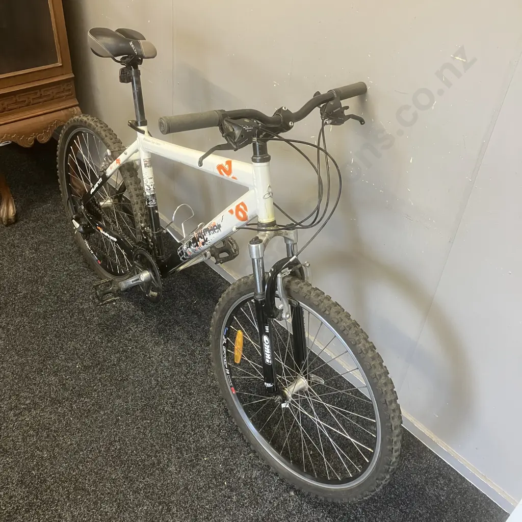 Avanti Black Thunder Bike With Manual  - L 49cm Comp MTB Series (2010) With Avanti Razor Helmet (M/L) Image 1++