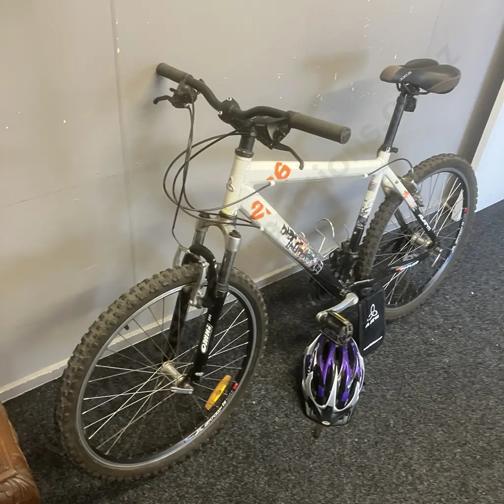 Avanti Black Thunder Bike With Manual  - L 49cm Comp MTB Series (2010) With Avanti Razor Helmet (M/L) Image 1++