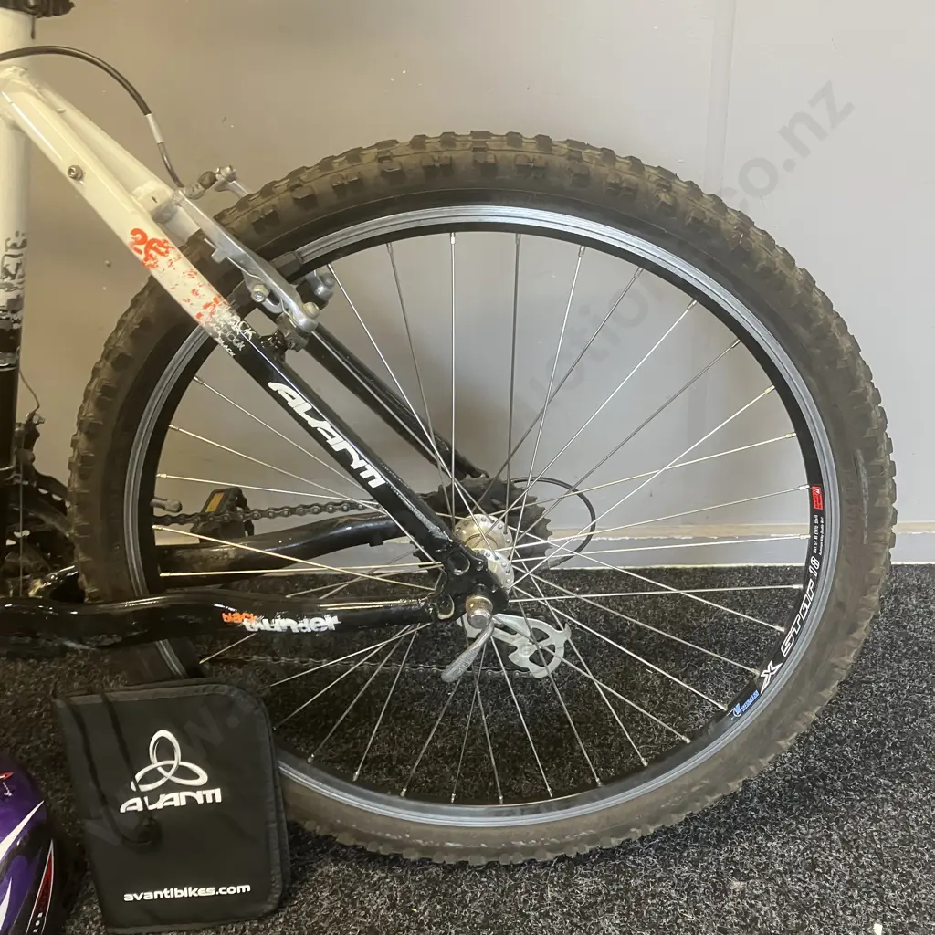 Avanti Black Thunder Bike With Manual  - L 49cm Comp MTB Series (2010) With Avanti Razor Helmet (M/L) Image 1++