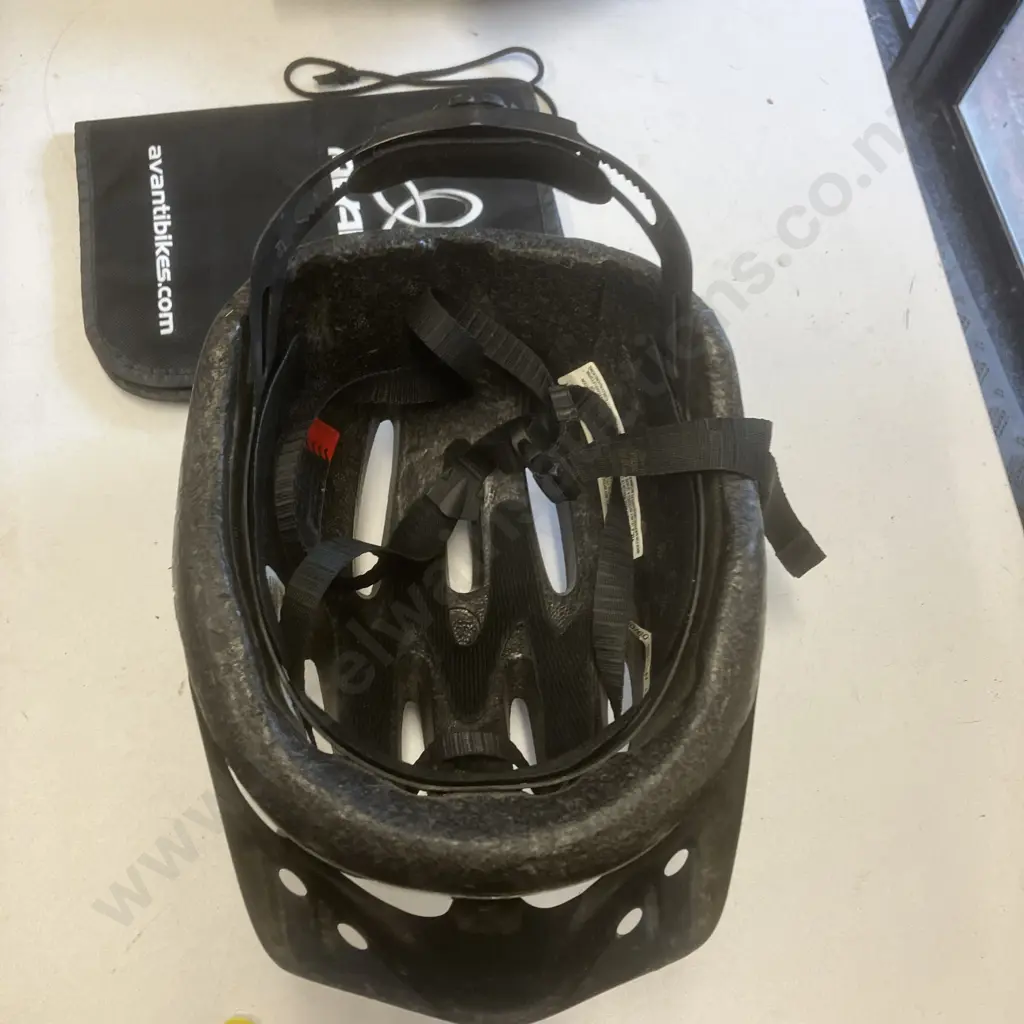 Avanti Black Thunder Bike With Manual  - L 49cm Comp MTB Series (2010) With Avanti Razor Helmet (M/L) Image 1++