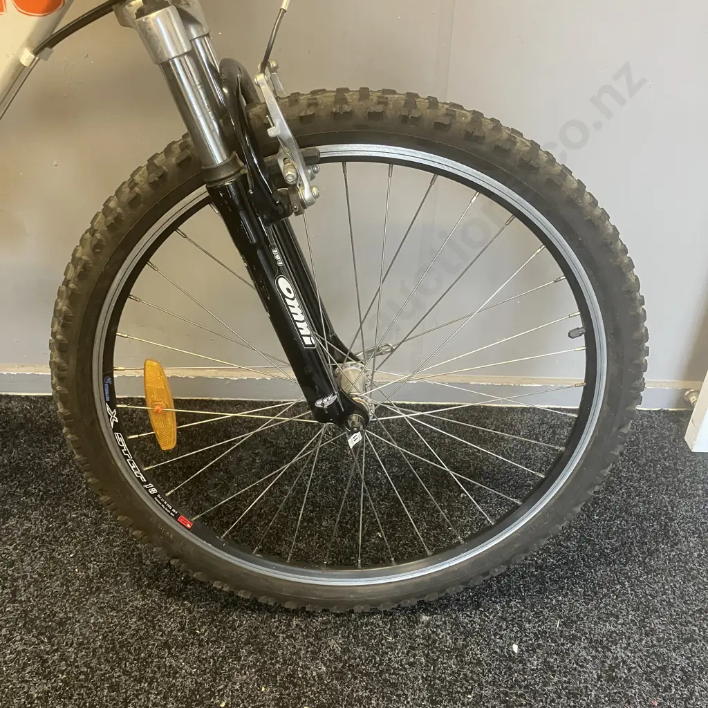 Avanti Black Thunder Bike With Manual  - L 49cm Comp MTB Series (2010) With Avanti Razor Helmet (M/L) Image 1++