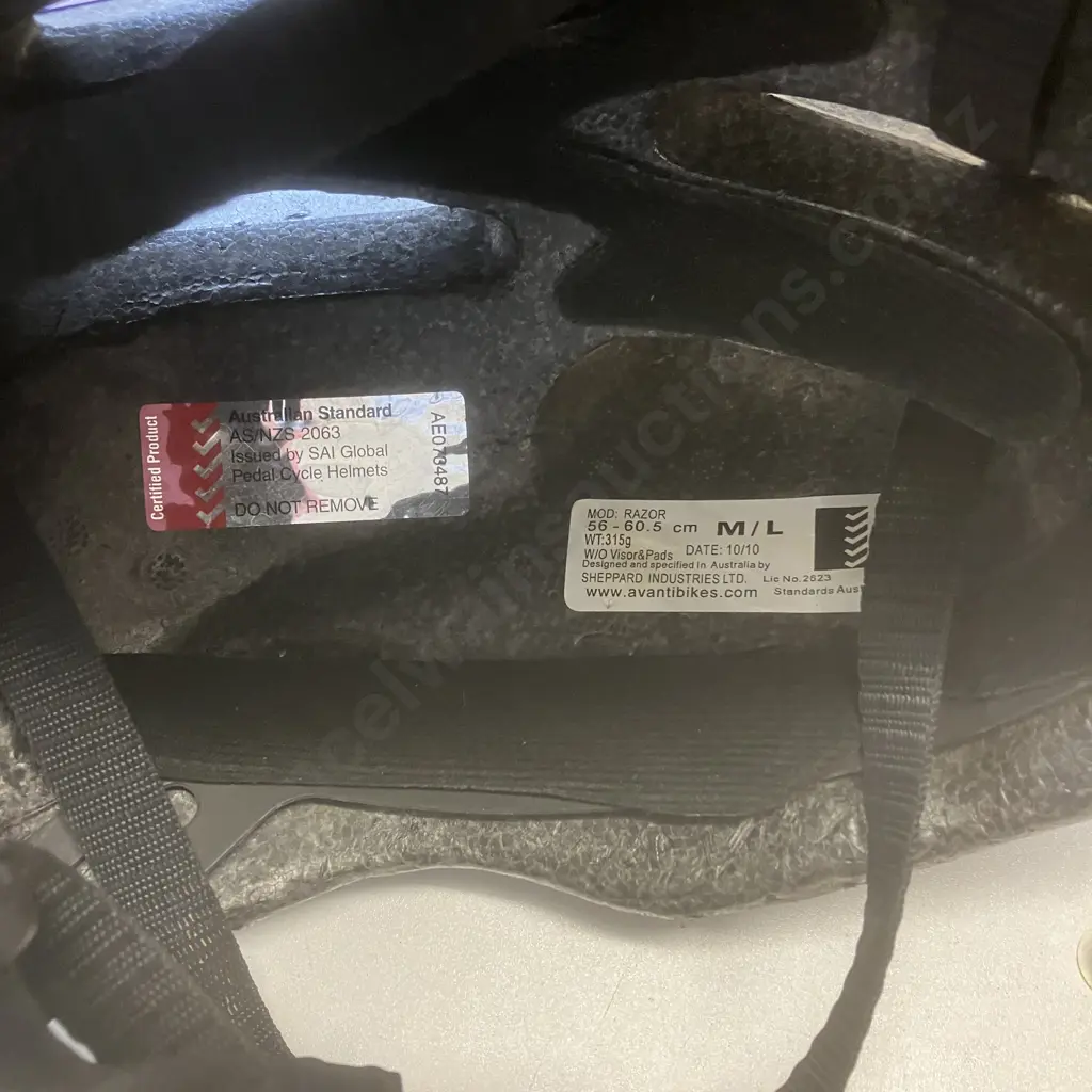 Avanti Black Thunder Bike With Manual  - L 49cm Comp MTB Series (2010) With Avanti Razor Helmet (M/L) Image 1++