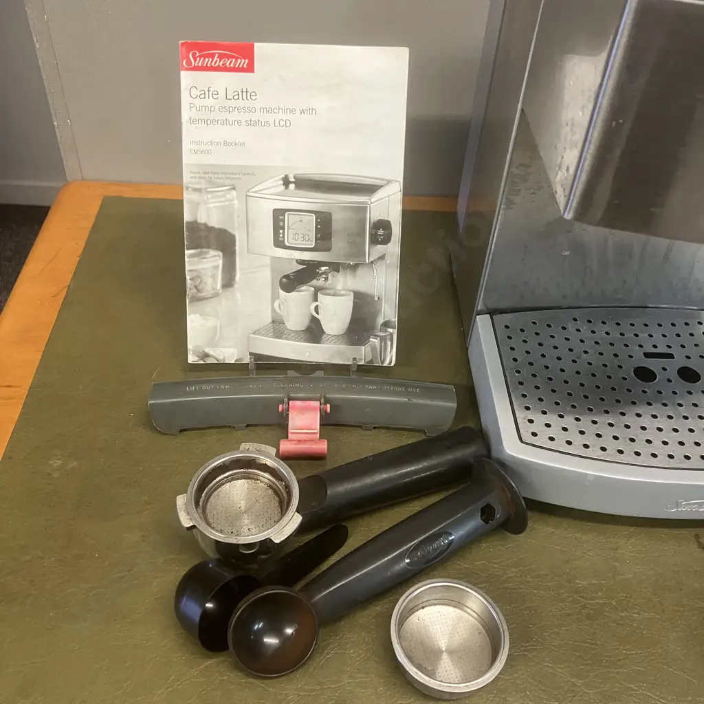 Sunbeam Cafe Latte EM5600 Coffee Machine Image 1++