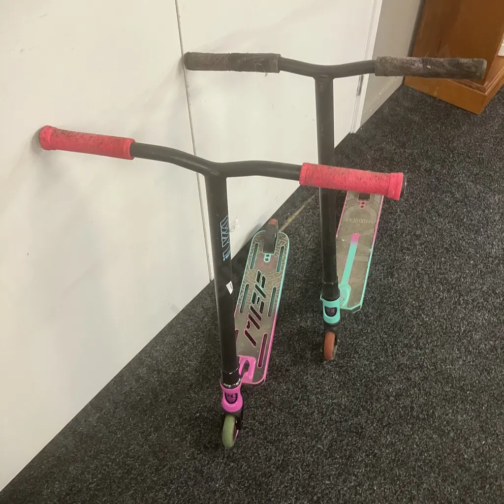 Pair of MaddGear Pink & Green Scooters Image 1++